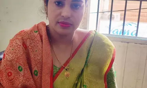 सट्टा पट्टी नोट कर रही महिला के घर पुलिस की रेड, कैश जब्त